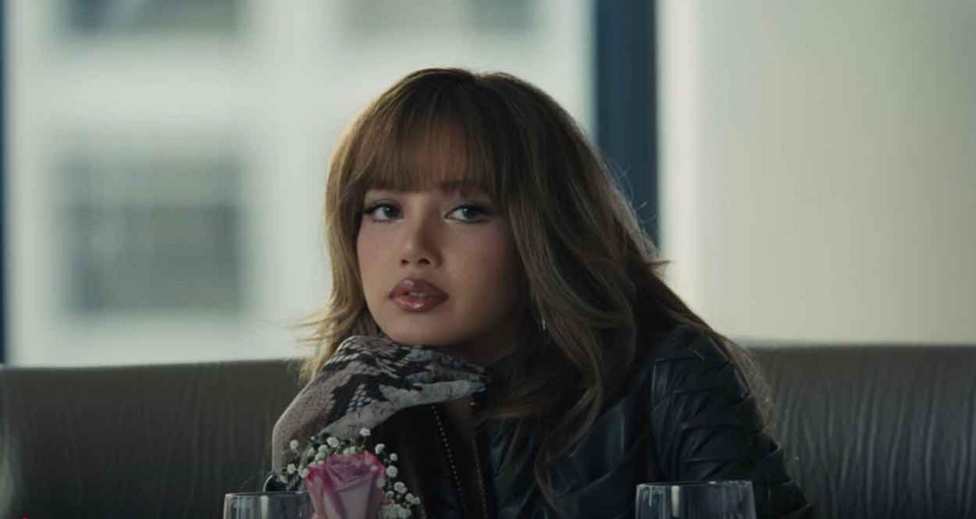 LISA在MV中化身特務 -翻攝自Maroon 5 YouTube