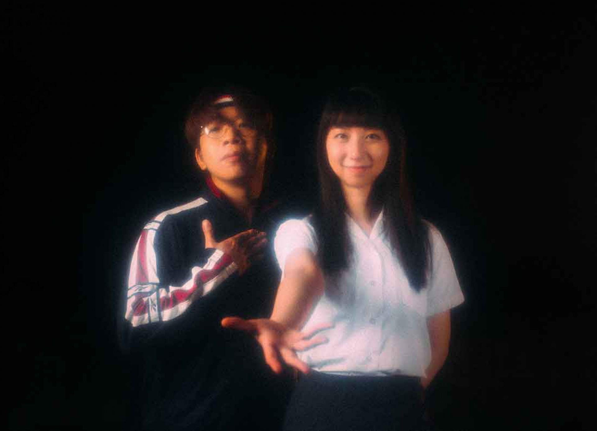 MV 大玩趣味復古造型,邀請網紅「哩賀阿嬤」同場尬戲