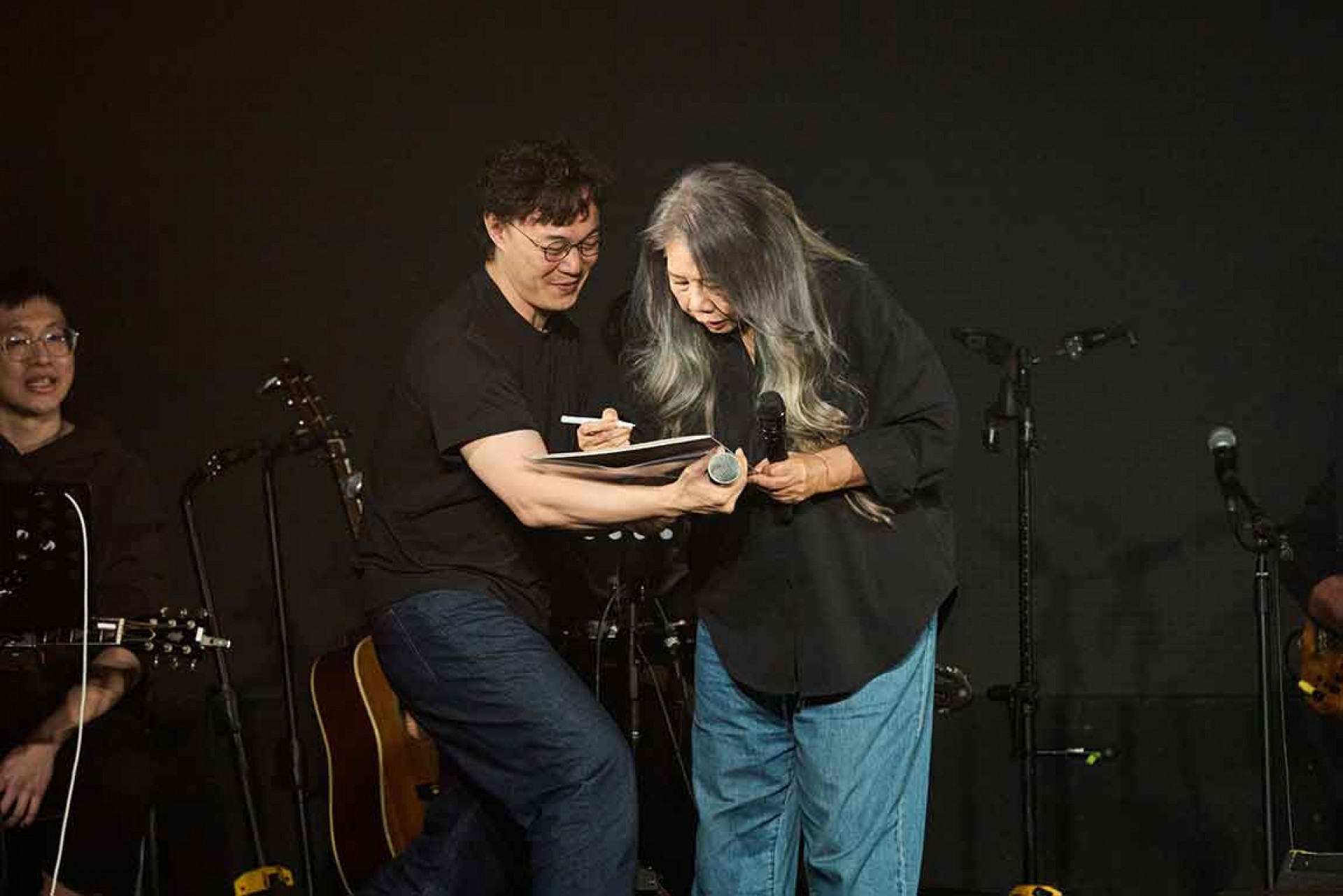 陳奕迅驚喜上台獻擁抱與飛吻 當場拿出專輯請陳小霞簽名