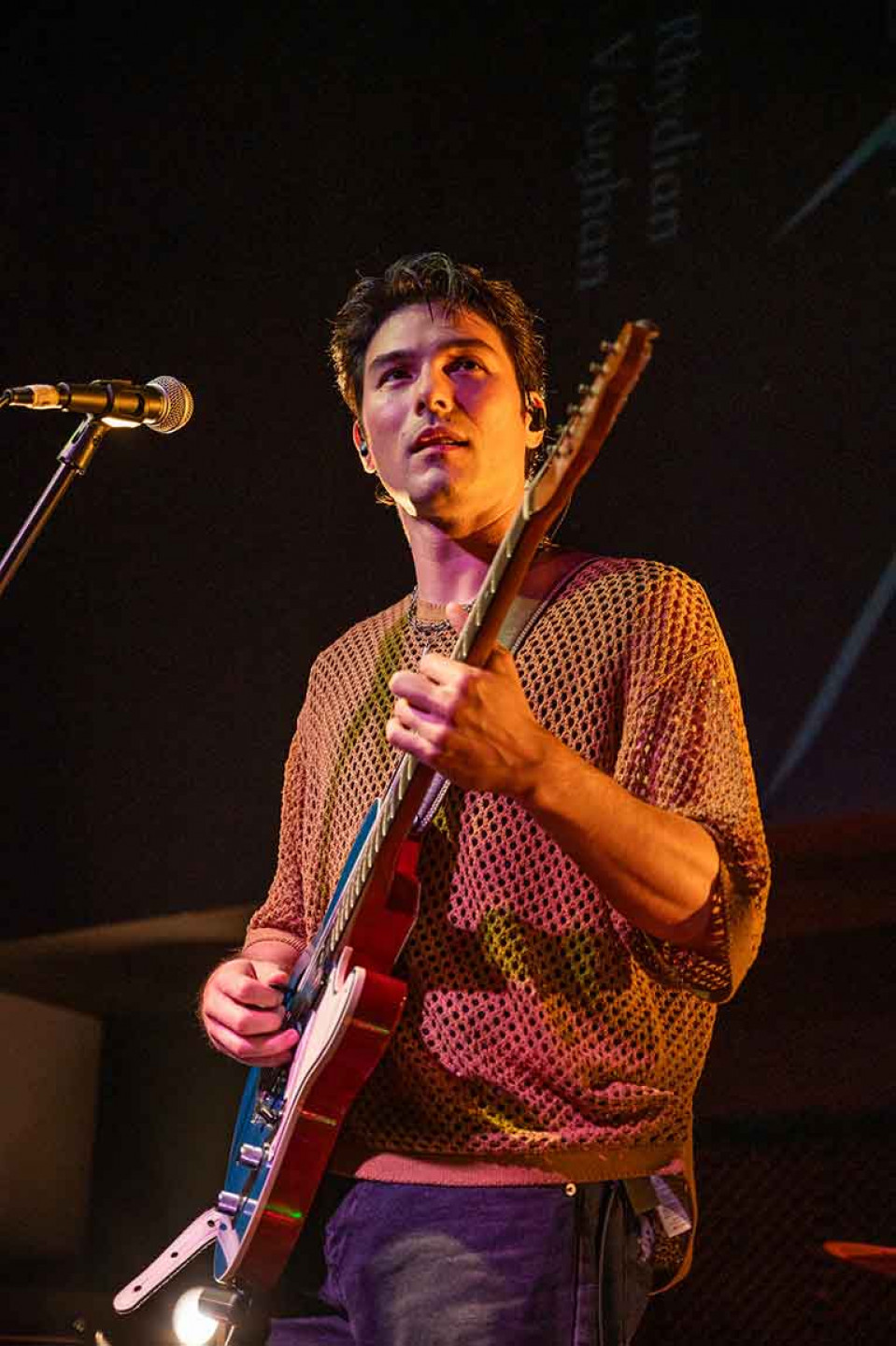 鳳小岳選擇用自彈自唱編制,僅拿一把吉他,成功征服星馬樂迷