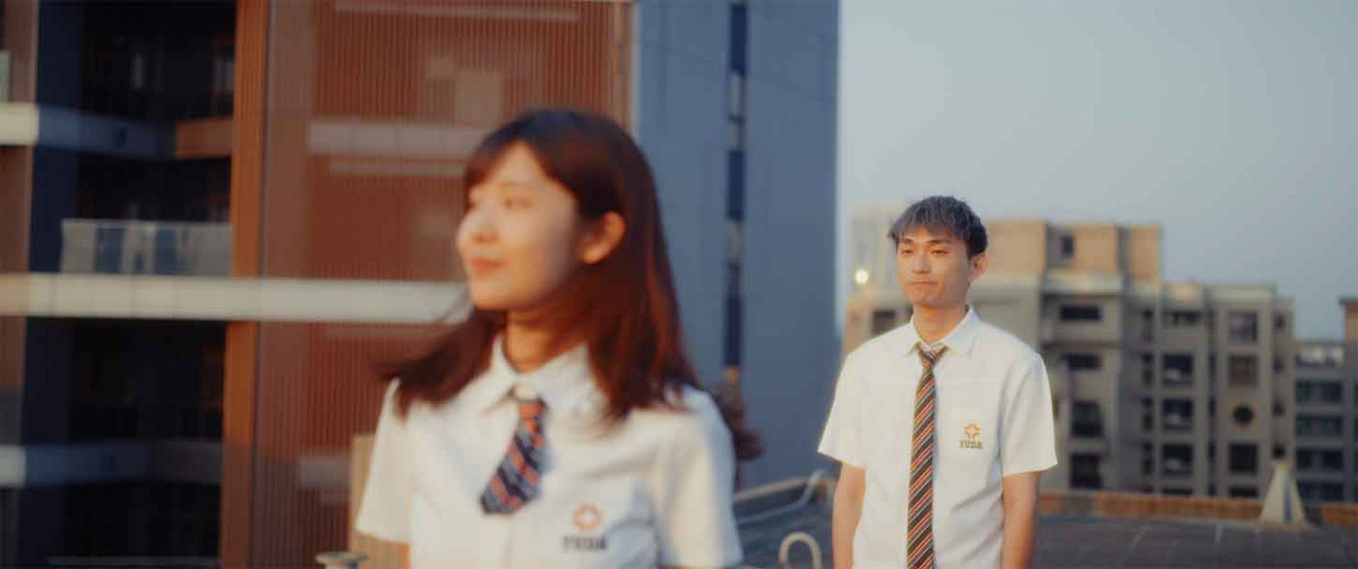 〈你是不是也喜歡我呀〉開場以強烈能量直擊心房,呼應青春壓抑後的情感爆發。