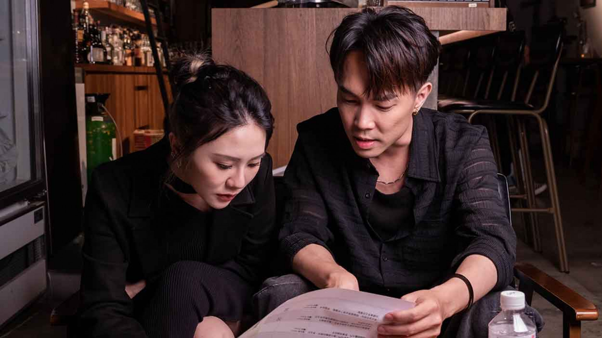 吳雨璇新歌MV-邀許仁杰出演_3-兩人討論腳本