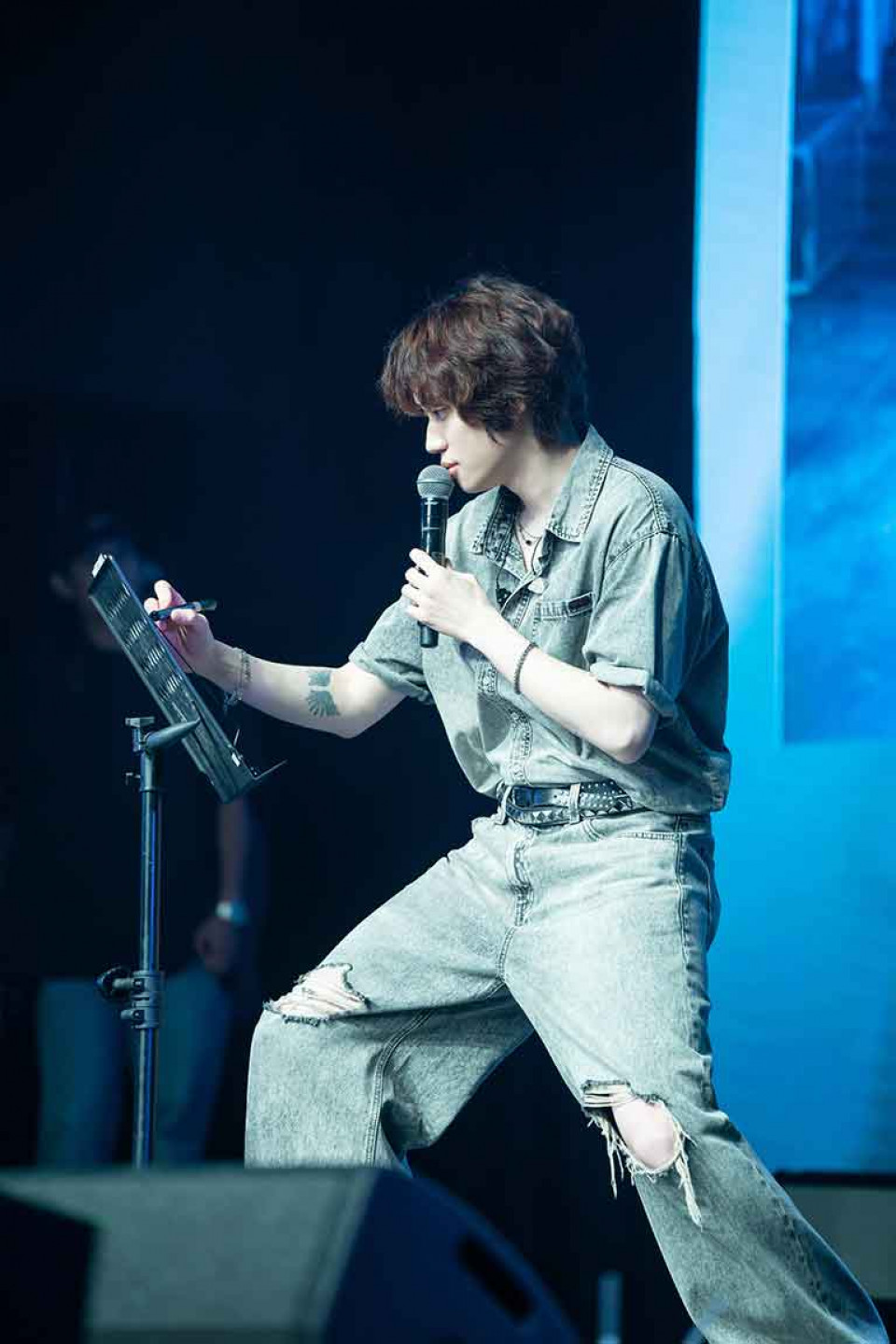 大方開放搜包,「羽毛」象徵粉絲守護,不捨同事送的護唇膏,開高價護物。