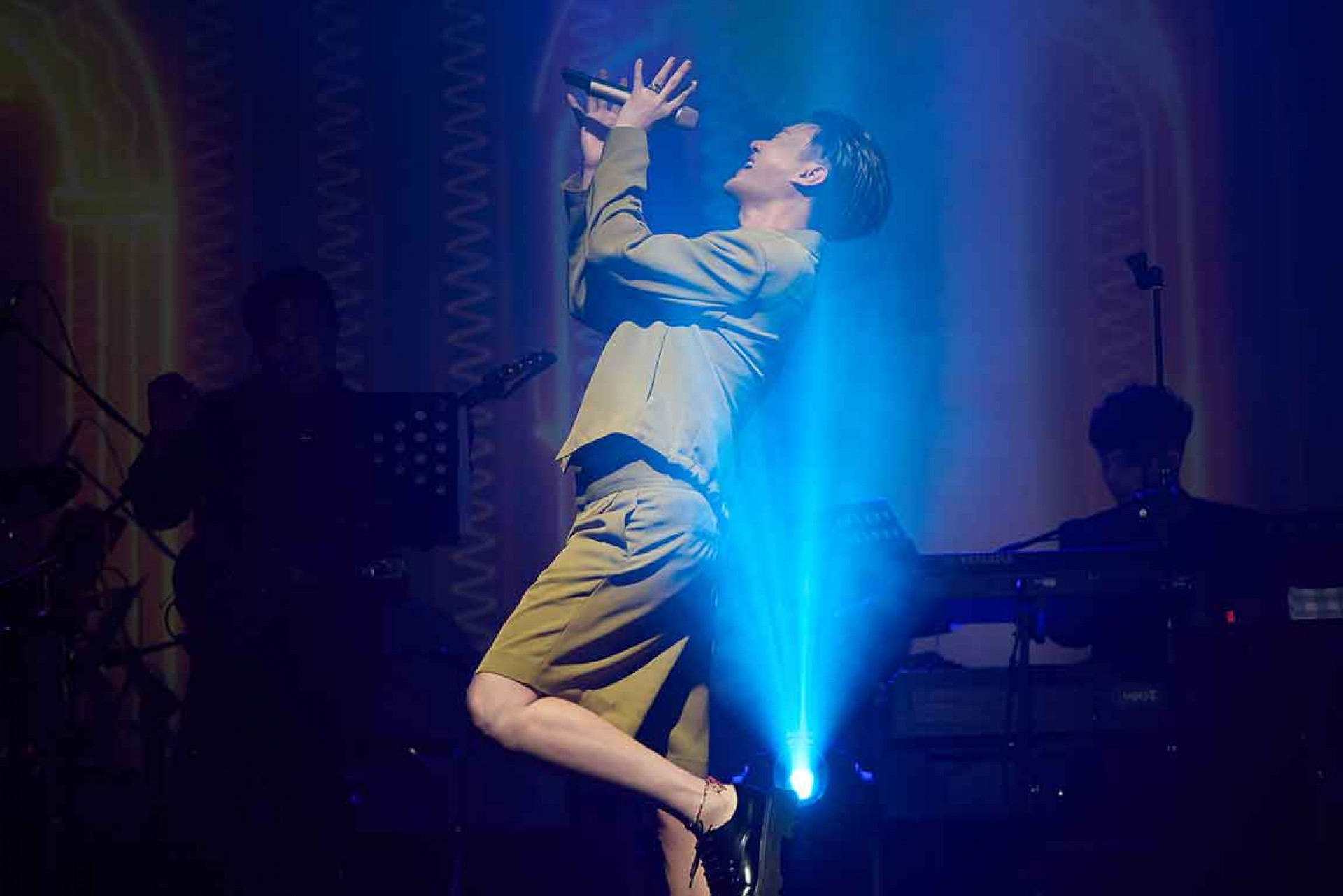 許富凱挑戰茄子蛋名曲〈浪流連〉最高吶喊處飆破音,許富凱自嘲:在這個破人生裡,一個破音算什麼呢!