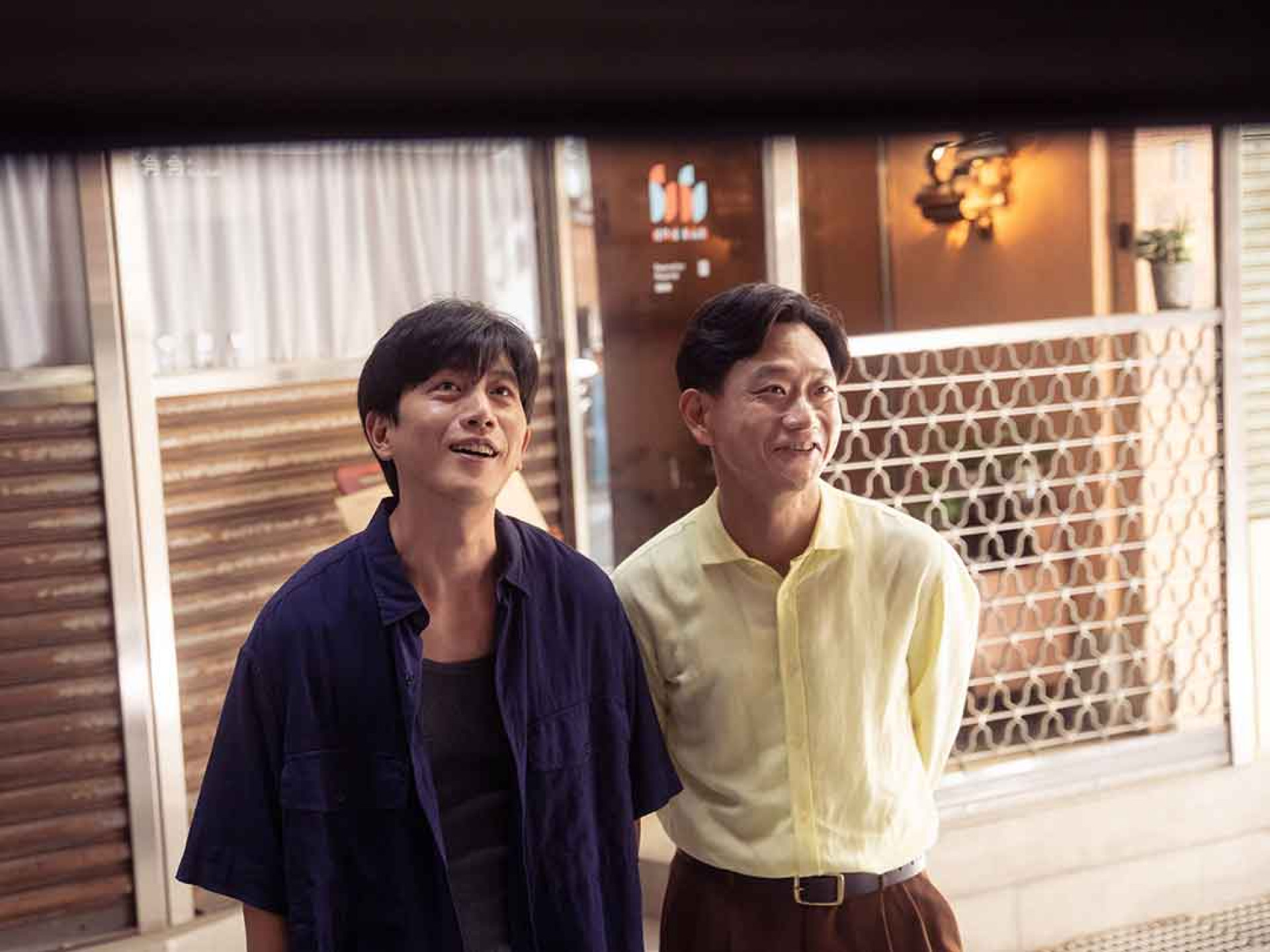 劇中莫子儀因意外失去嗅覺跌入低谷，在老友陳家逵邀請下重返吧檯。圖／逆光電影提供