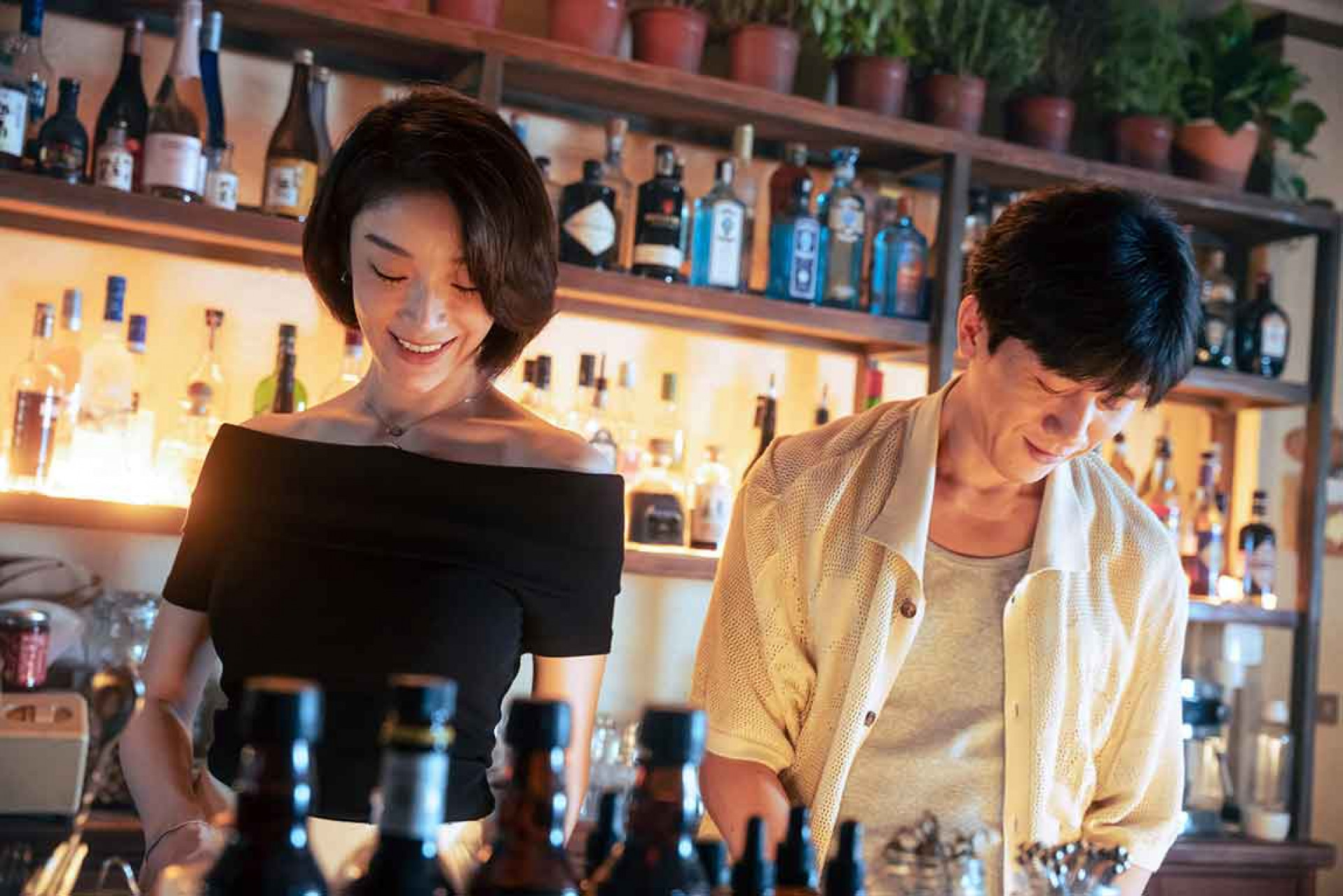 莫子儀、蔡淑臻調酒師徒關係密切。圖／逆光電影提供
