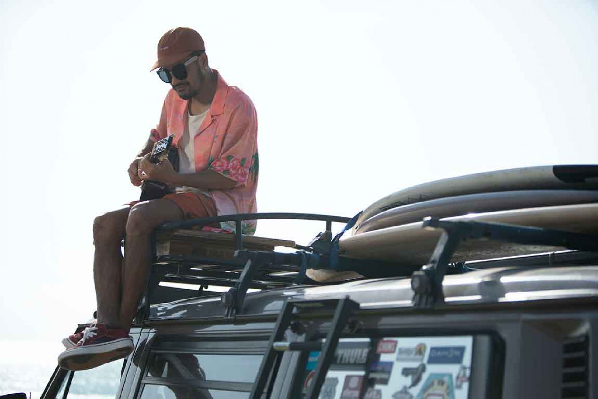 從海邊的曖昧與等待出發,寫下一段關於「醒來」的浪人情歌