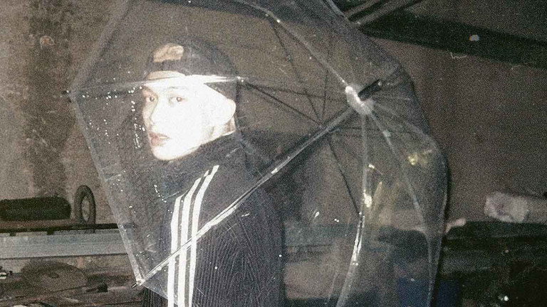 Ozone成員周子翔首支個人創作單曲〈愛你沒差〉師兄同理Zunya大讚「來勁」親任製作人