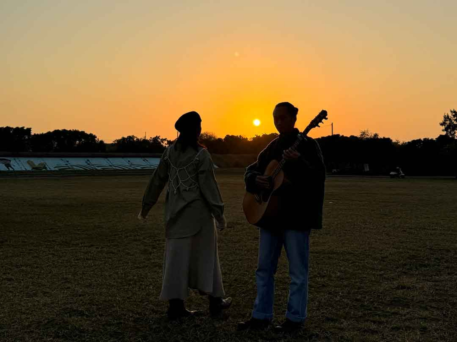 吉他手秉恩在小巡迴中最期待的事情,竟然是各地的美食。