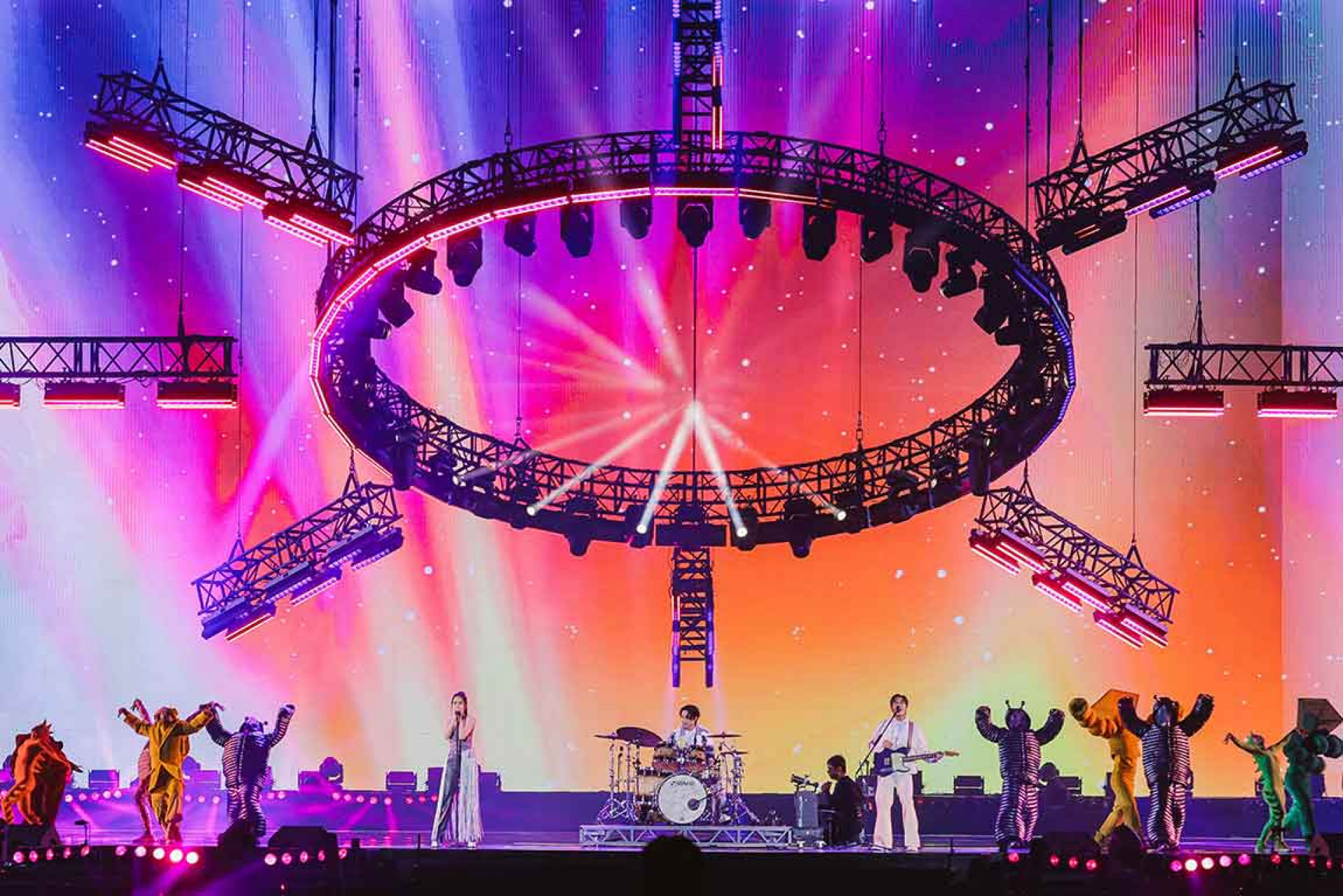 告五人〈新世界〉結合舞者共演。(相信音樂提供)