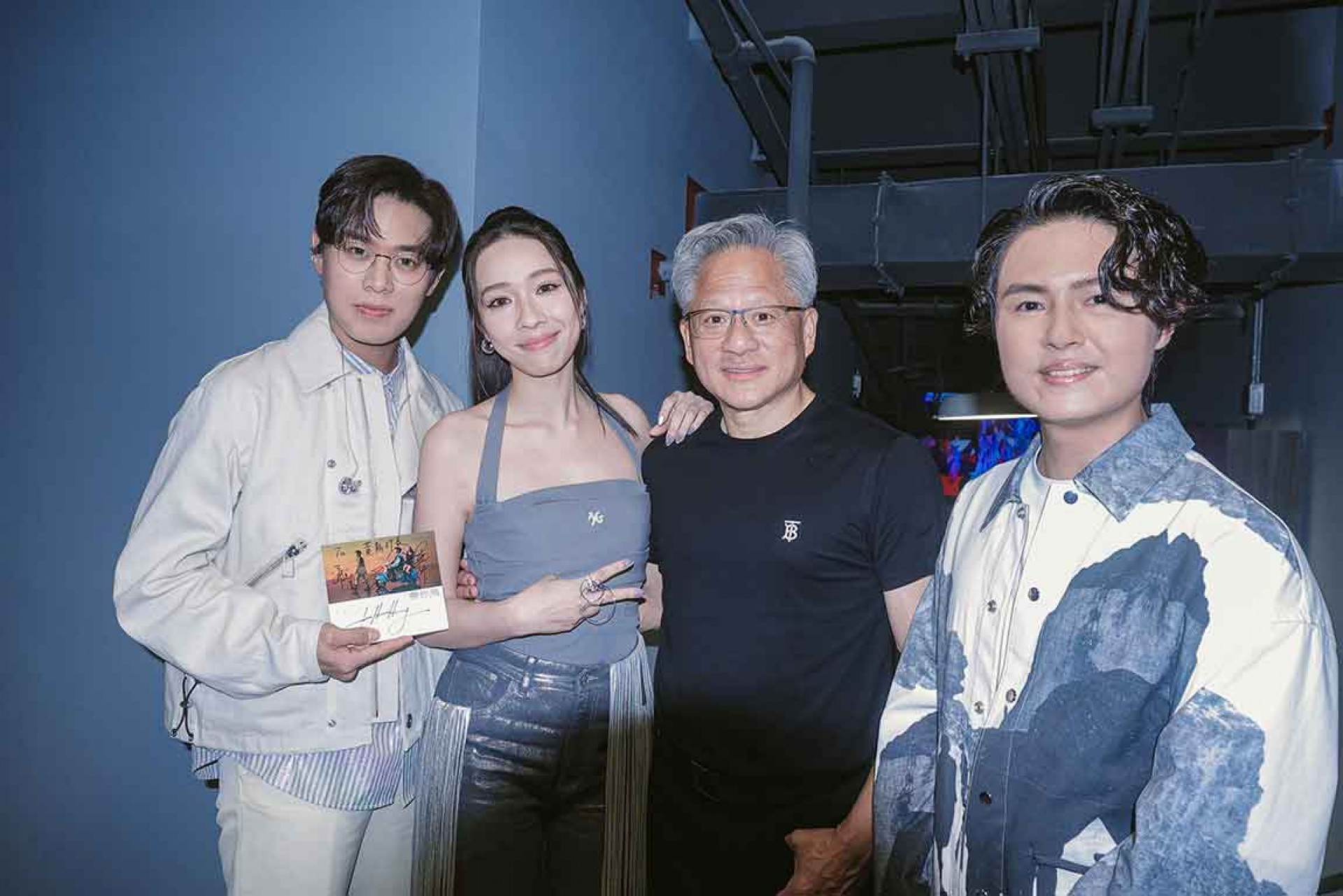 告五人與聖火儀式科技代表黃仁勳在後台相見歡。(相信音樂提供)