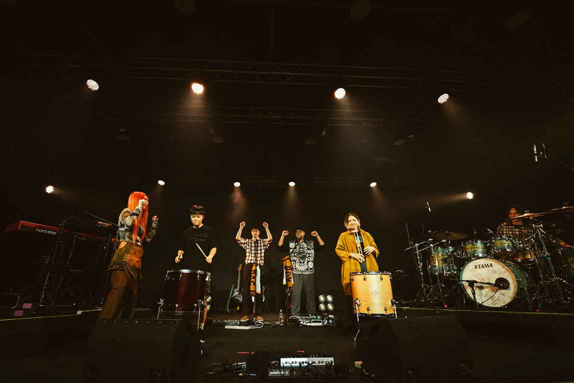 Tizzy Bac邀鐵股上台尬鼓全場嗨翻。(相信音樂提供)