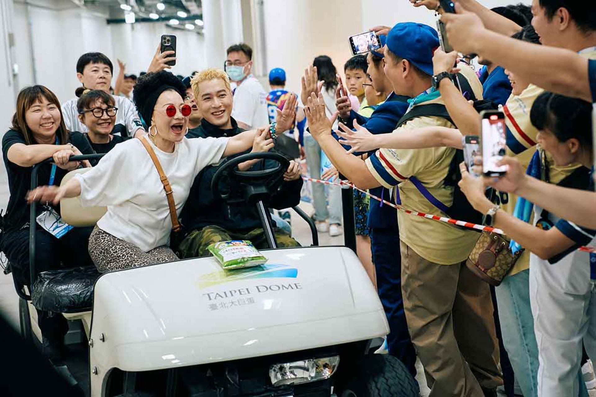 周湯豪、 比莉世壯運合體演出