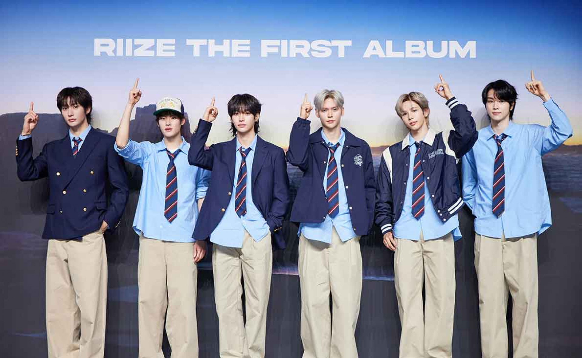 成員ANTON的父親尹尚參與了專輯中演奏曲〈Passage〉