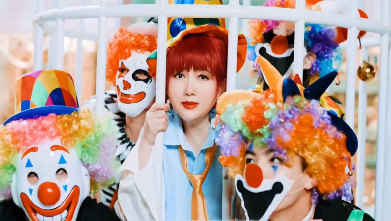 周思潔〈一個人單身〉MV成百變女郎 親任造型師秀六套華服