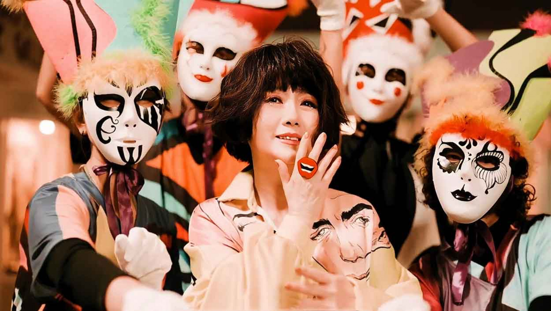 范可欽為周思潔打造〈一個人單身〉華麗世界 笑稱以後不拍了