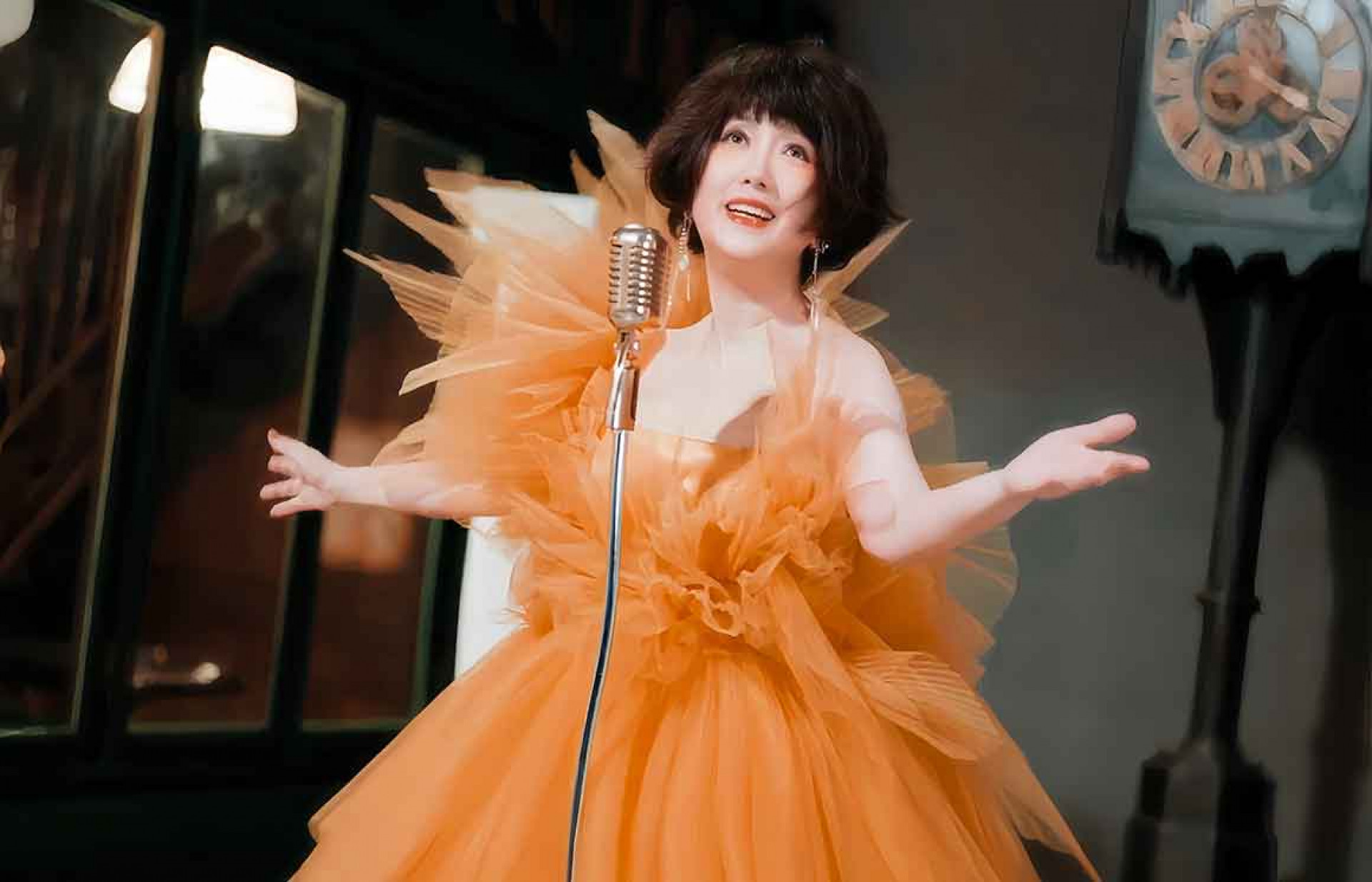 周思潔化身百變女郎 親任造型師秀六套華服