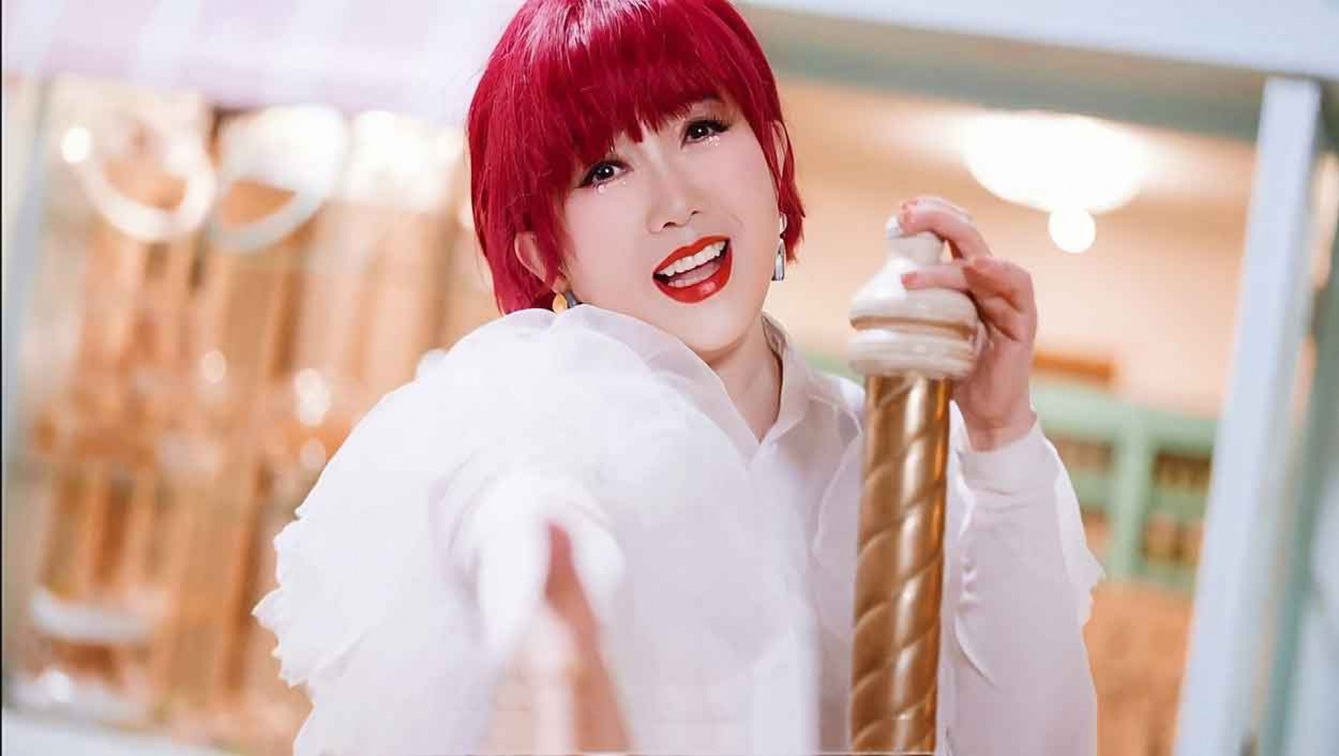 周思潔最新主打歌〈一個人單身〉鼓勵捨棄比較、活出自在