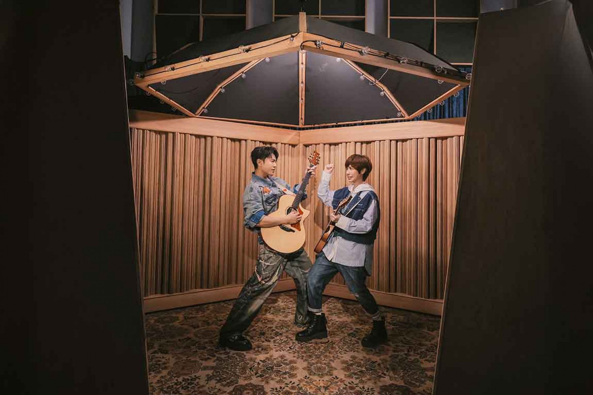 MV拍攝充滿歡樂 實際展現音樂人生活小魏笑稱：「窮苦音樂人的交流過程。」