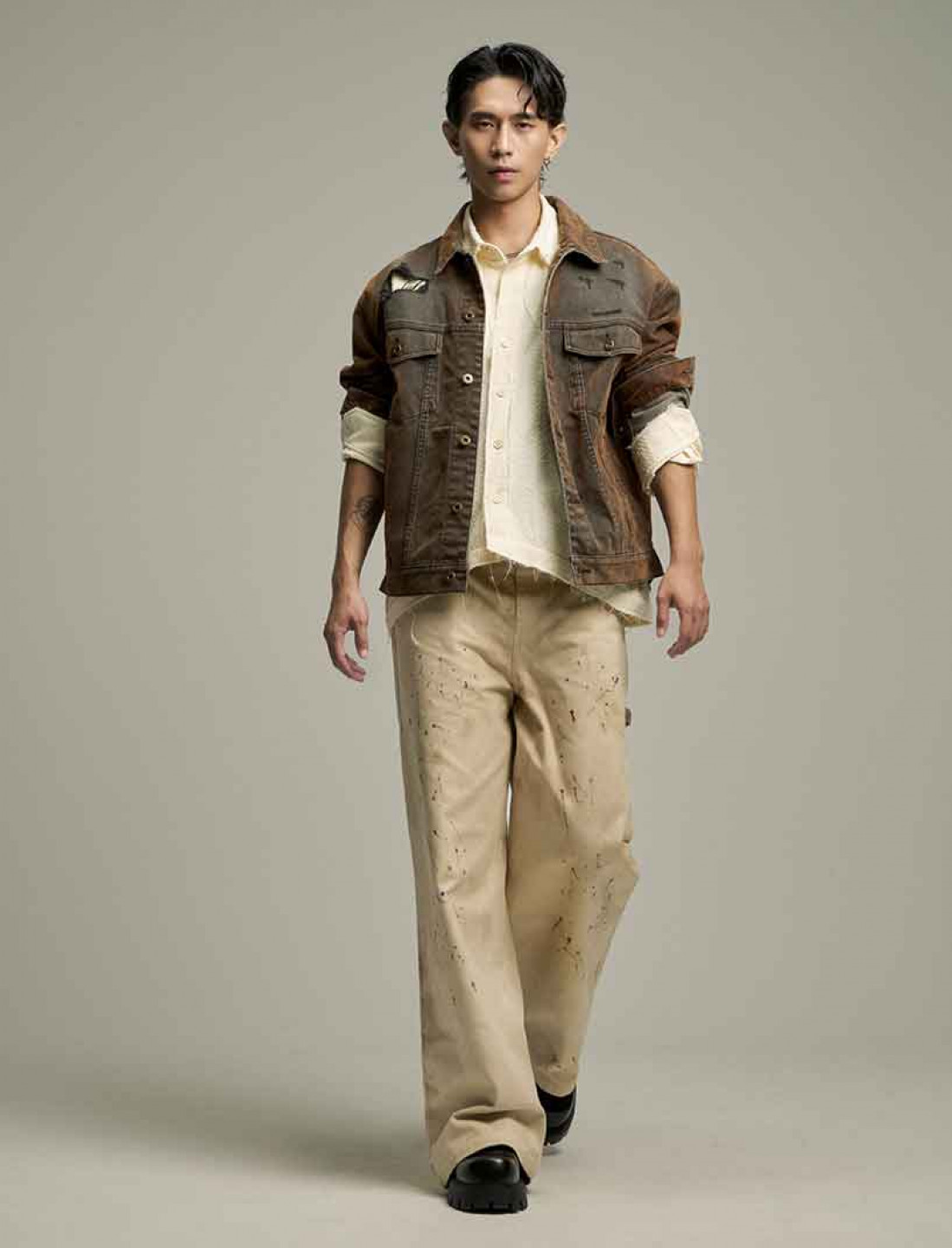 以不修音的方式詮釋 保留聲音裡的呼吸 顫抖與不完美 如同癒合的過程