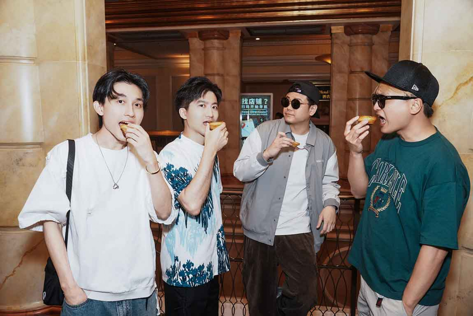 icyball冰球樂團於澳門演唱會的空檔,團員們更找空檔享用當地美食澳門蛋塔