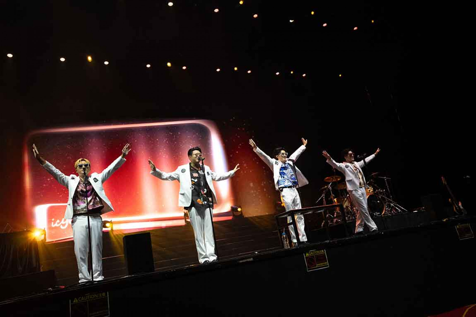 主唱王跟貝斯手Nelson則是先被澳門華麗的建築物給震懾住,也入境隨俗被吃角子老虎機給迷住了,更笑稱他們這次的表演身穿的白西裝讓他們根本就像是從賭城中走出來的人