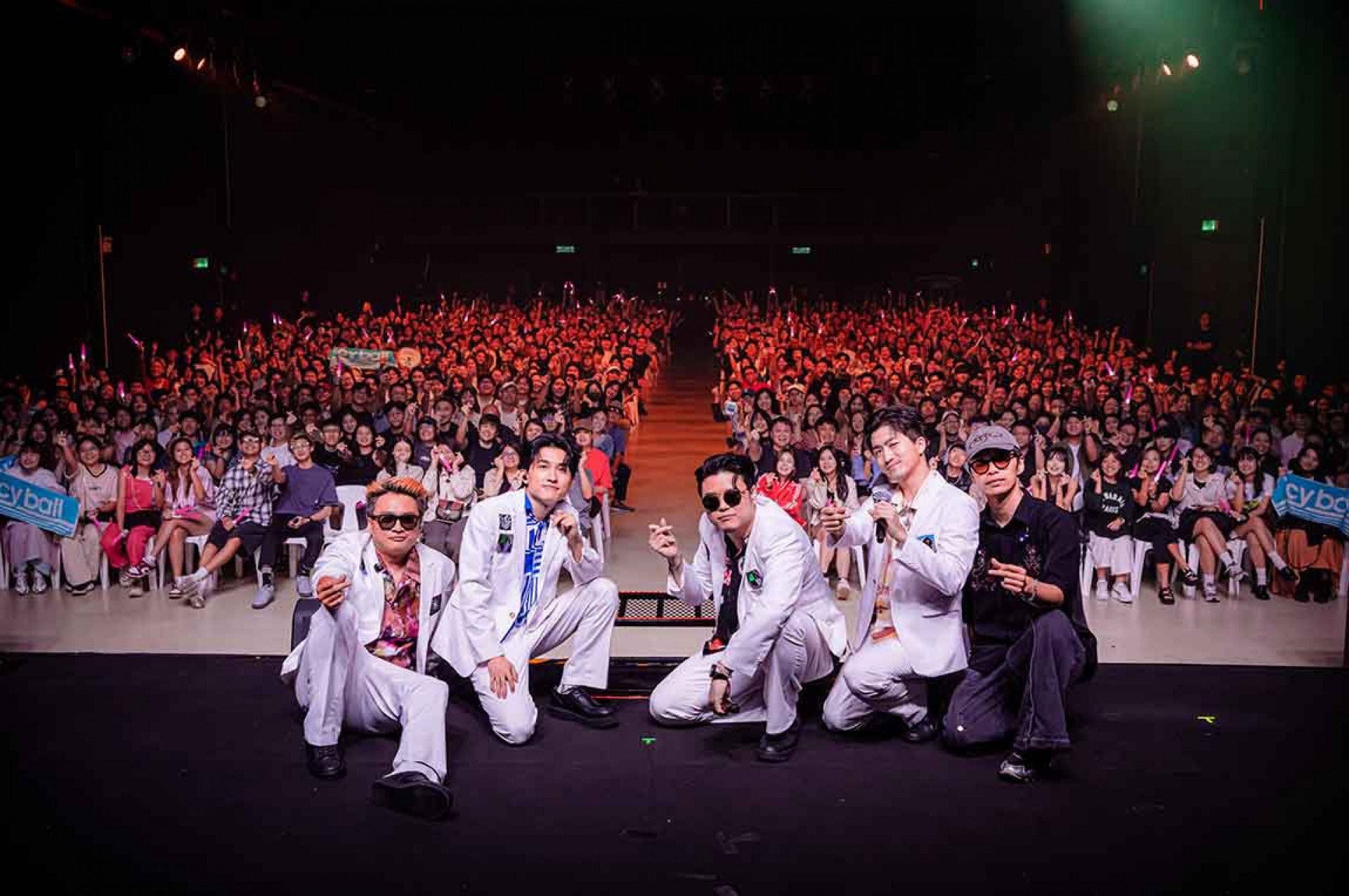 馬來西亞的場次發生小插曲 團長Nelson不小心用貝斯ㄎㄠ到鼓手士捷 感到一陣頭暈以為是粉絲的熱情讓他暈船了