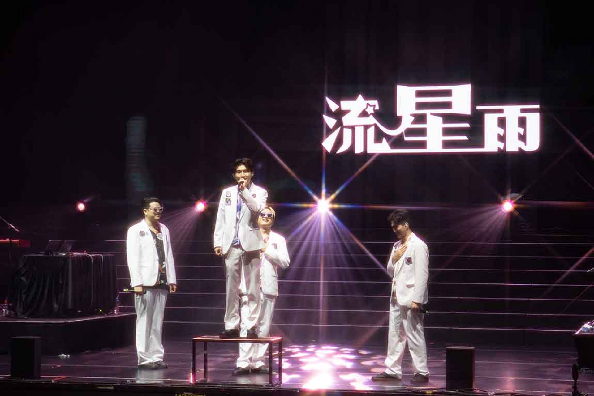 澳門演唱會上icyball冰球樂團帶來事先排練舞蹈的男團組曲,用他們自己的兩首歌曲〈愛做的事〉、〈愛的表情〉加上F4經典情歌〈流星雨〉旋律一出現,再度嗨翻現場,全場尖叫聲不絕於耳!