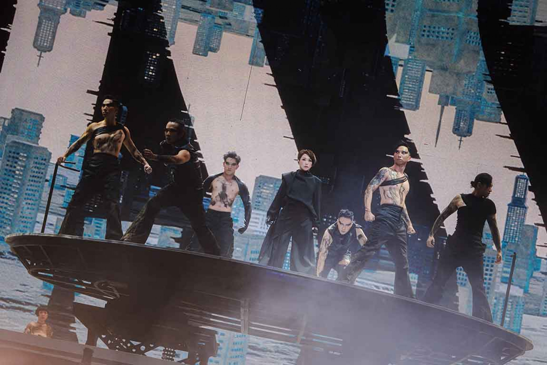 經典粵語金曲〈傾斜〉響起時,舞臺機械裝置驟然啟動。