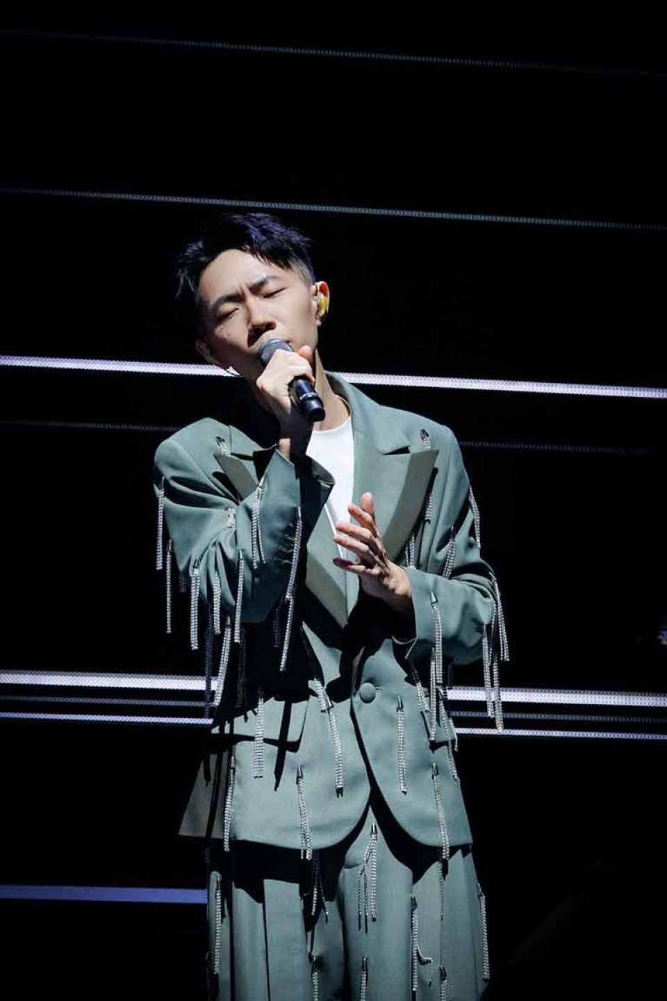 搭配水鑽妝容與服裝,在鋼琴階梯上緩緩現身,悠悠唱出〈抵達之謎〉。