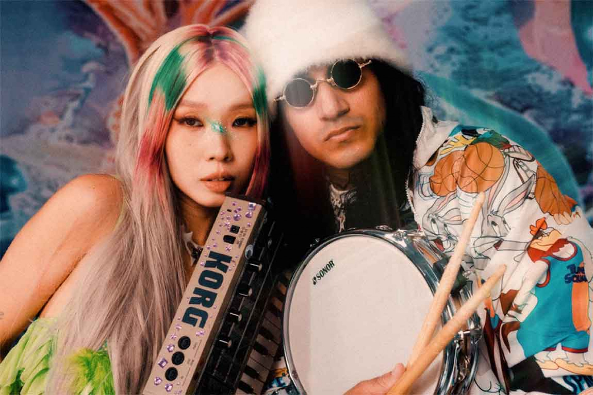 粉內,由主唱 Suzy (左) 和製作人/樂手 Phil (右)組成