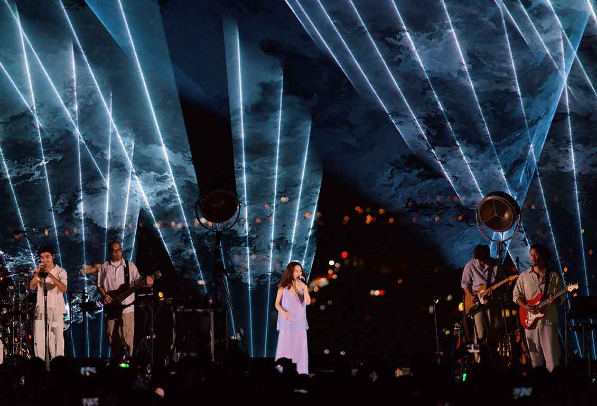 《田調》虎嘯山嵐飛行場的週六夜場除了有星空作為最佳映襯,歌曲更搭配精心絢爛的雷射及燈光設計。