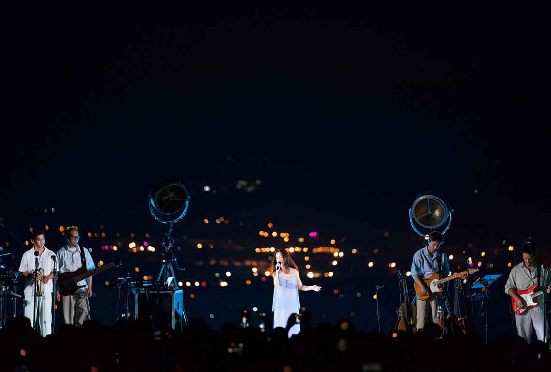 田馥甄對粉絲笑說:「白天看山嵐、晚上有夜景,非常浪漫,這是個約會聖地!很開心今天可以跟你們一起約會!慢慢循序漸進,我們這次先從海拔600公尺開始爬,你們有資格被錄取成為我的山友!」