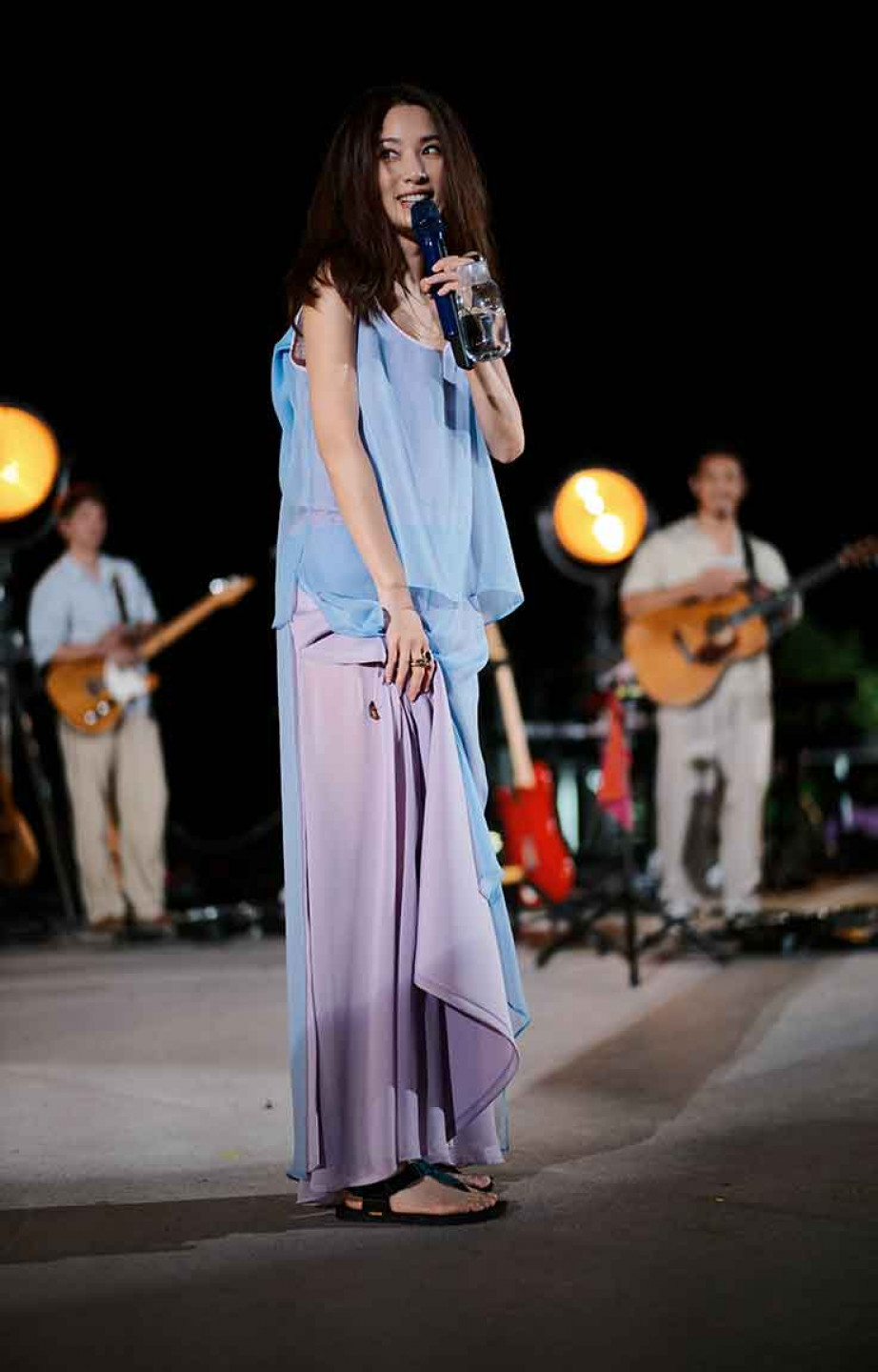 週六夜場甲蟲飛進裙子裡!田馥甄泰然以對:牠是我身上最美的飾品,也是我演唱會的特別嘉賓!)