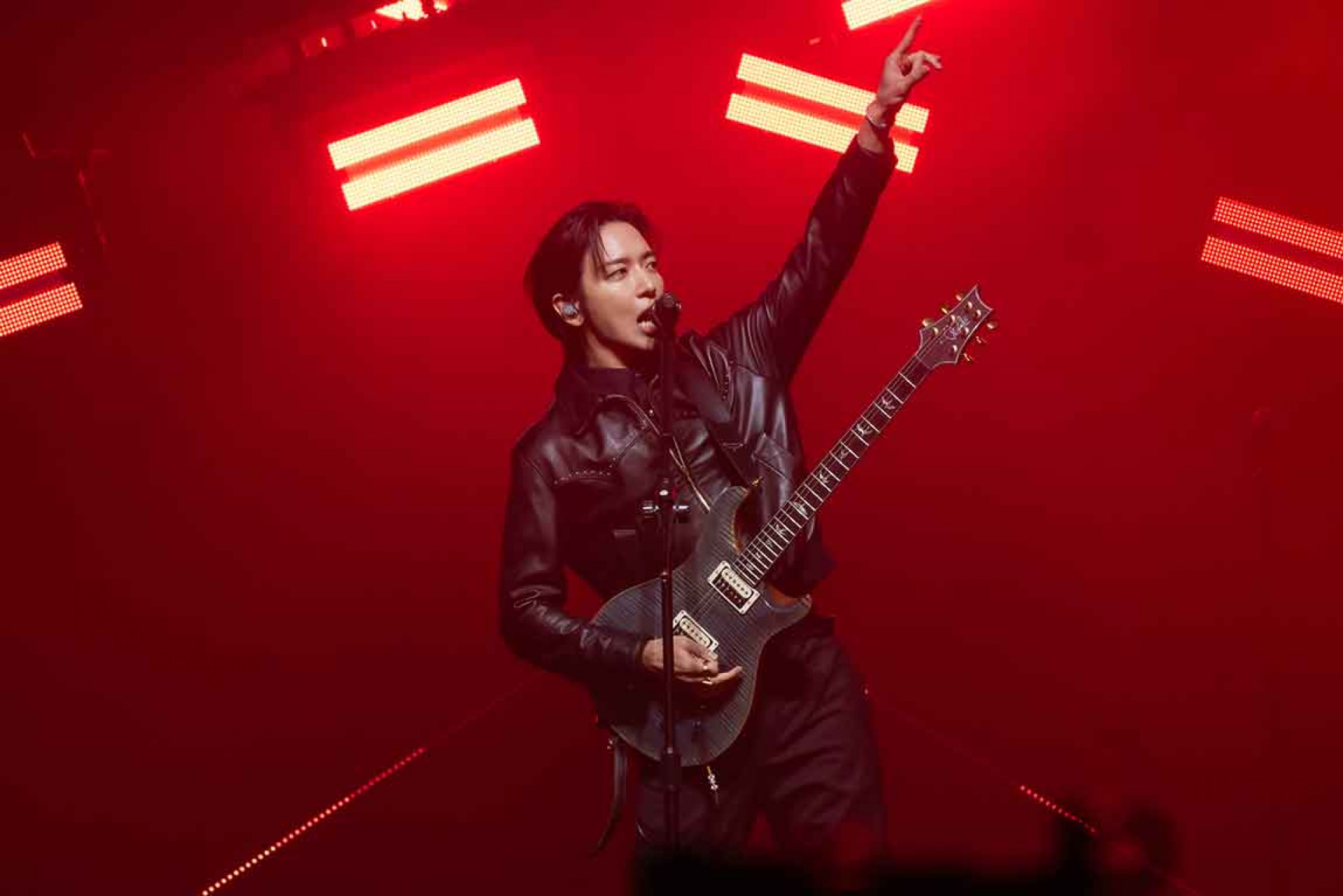 鄭容和在演出中多次用中英文與台下互動。