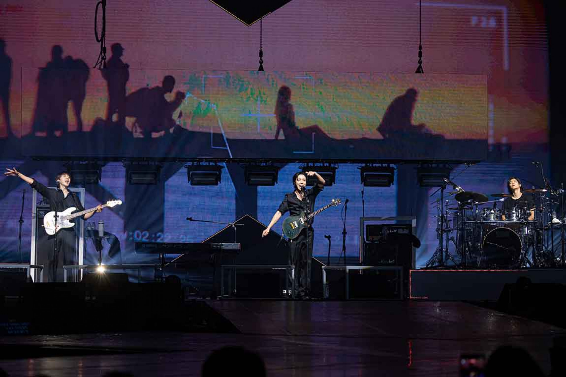 開場連唱〈In My Head〉〈Where You Are〉等三首嗨歌瞬間炒熱氣氛。