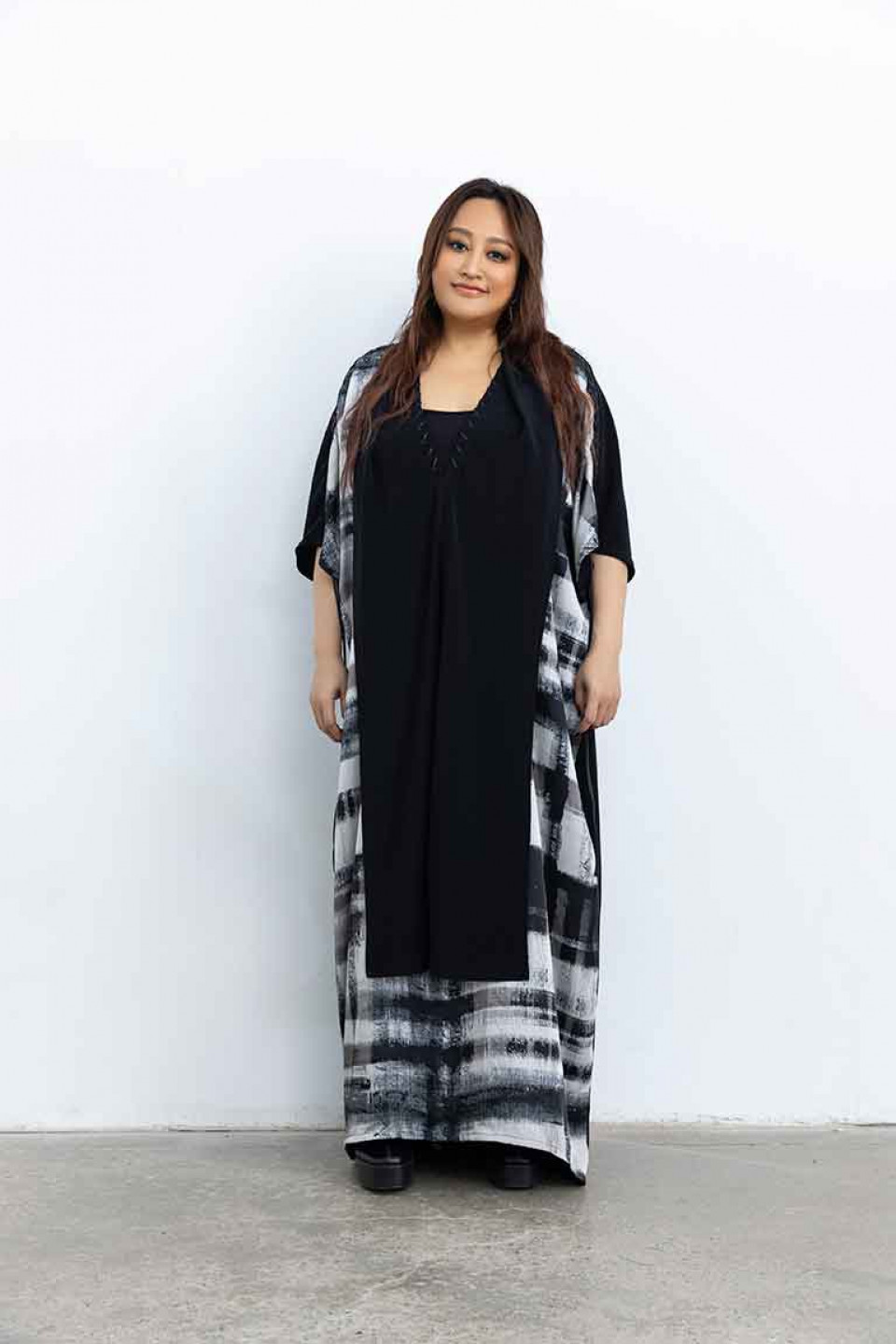 家家在MV中化身孟婆,陰間重逢劇情觸動她對媽媽的思念。(相信音樂提供)