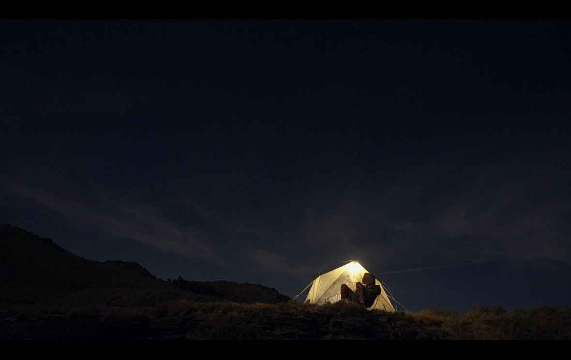 MV記錄了阿嶽獨自背起行囊、走進山林的過程。