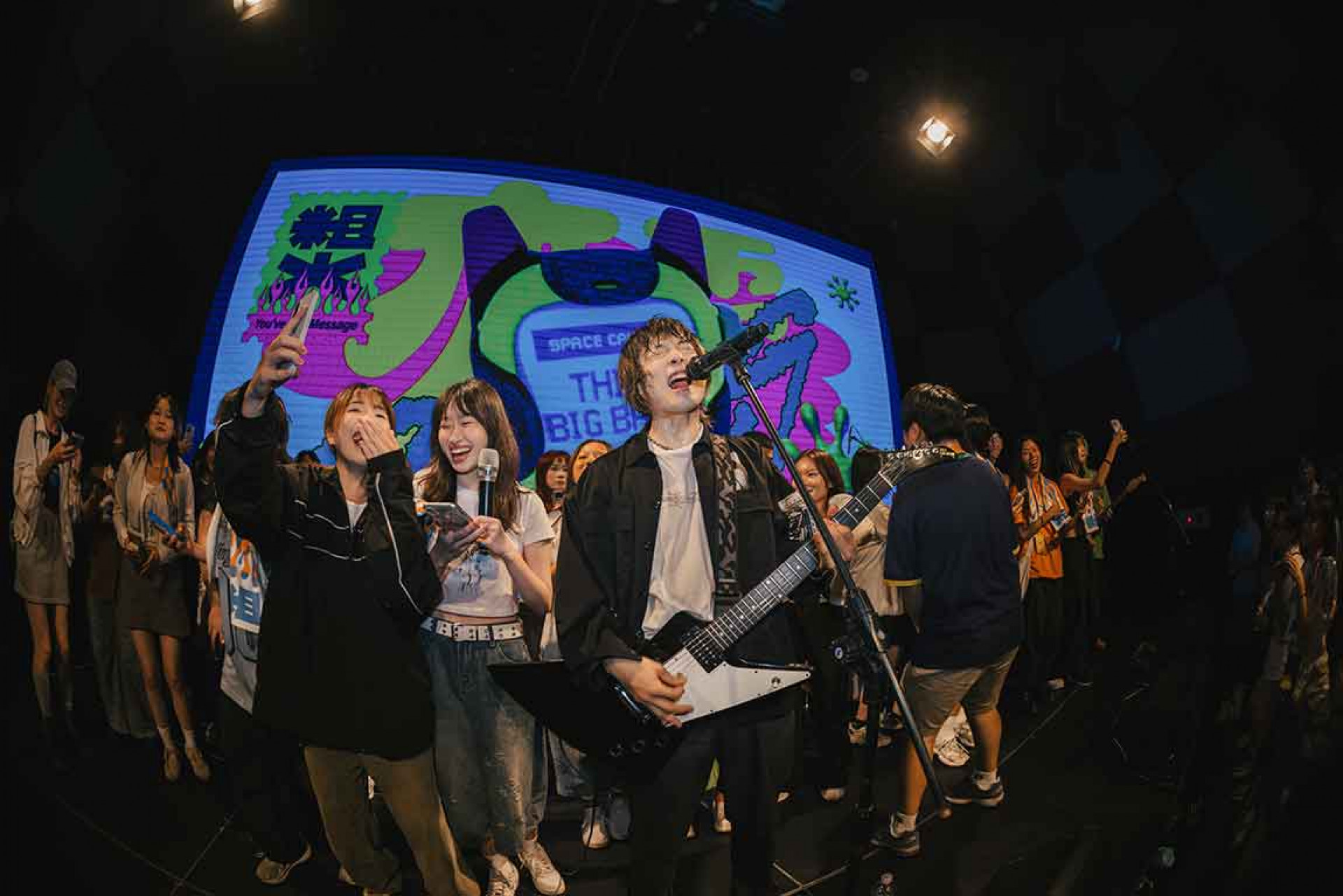 全場粗工上台大合唱〈在一起〉,在狂歡的氣氛下為演出劃下句點。(圖_粗大Band提供)