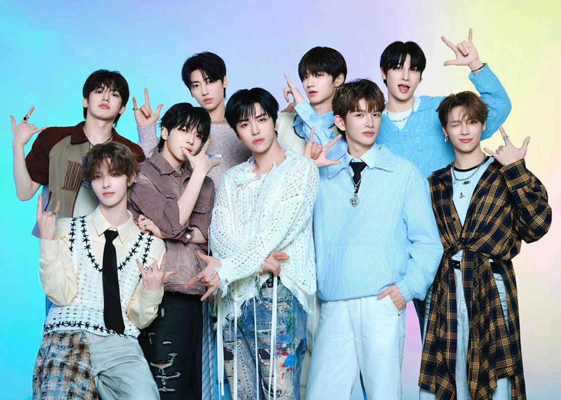 POLARIX-發行首張 EP《漫遊棱鏡》後排由左至右:李多乙、梁彤華、翟浚安、翰潔,前排由左至右:新澈、李埈赫、邵子恆、許世煥、楊斯維。(照片提供:超級向上)