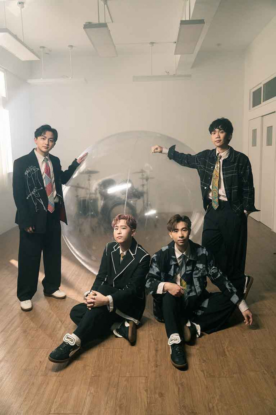 理想混蛋溫柔告白:「〈接住你〉是一首抒情卻非常有療癒能量的歌曲,小混蛋們常常會在社群上分享故事、告訴我們的歌曲在各種時候、各種人生階段『接住』了他們,也覺得這是我們很榮幸、很幸福的成就。」