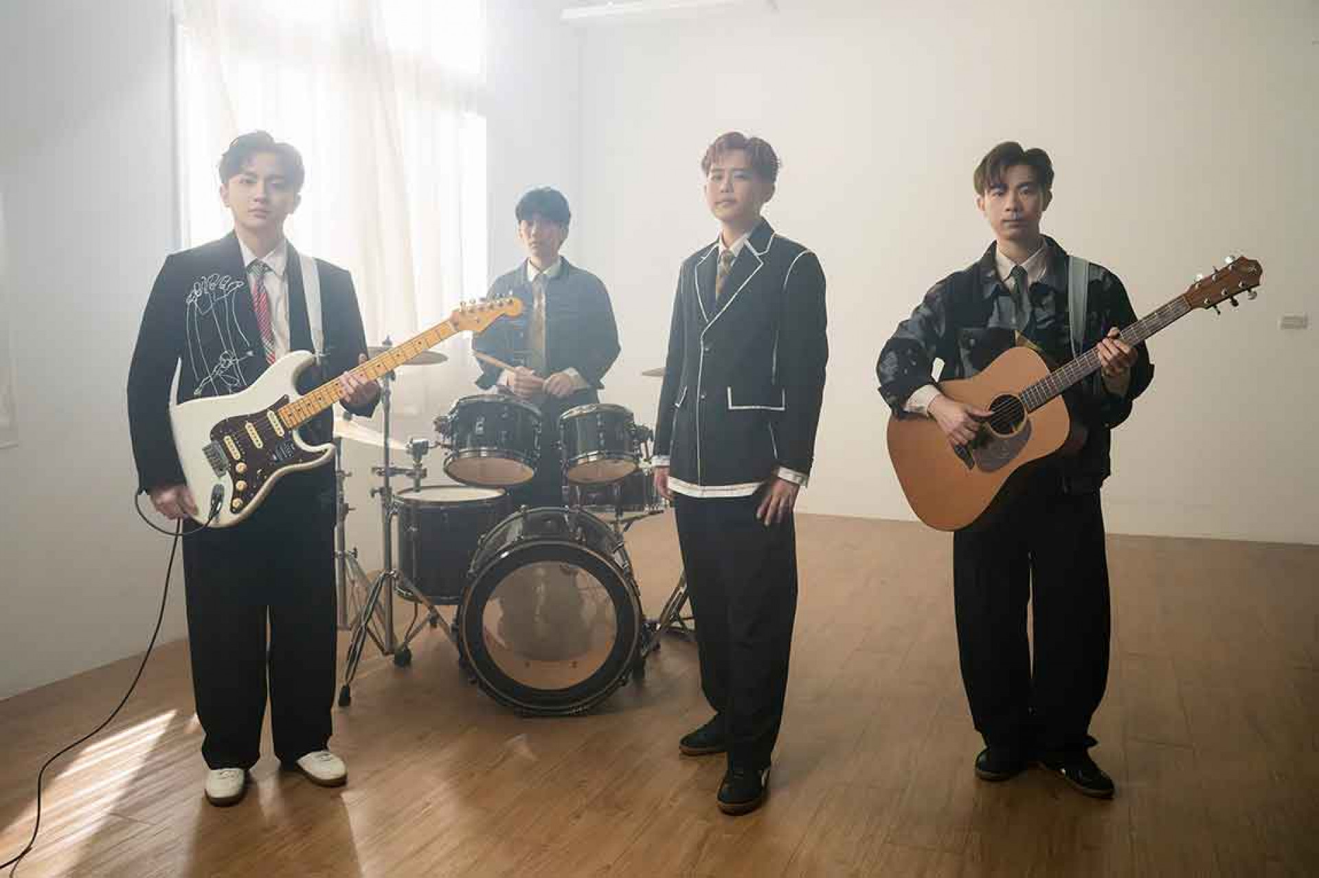 鼓手可沛(左二)自認跳躍式思考的人:雞丁都能接住我的思考。吉他手建廷(右一)曾對未來迷茫,自嘲:通常都是自己接住自己,好邊緣啊!