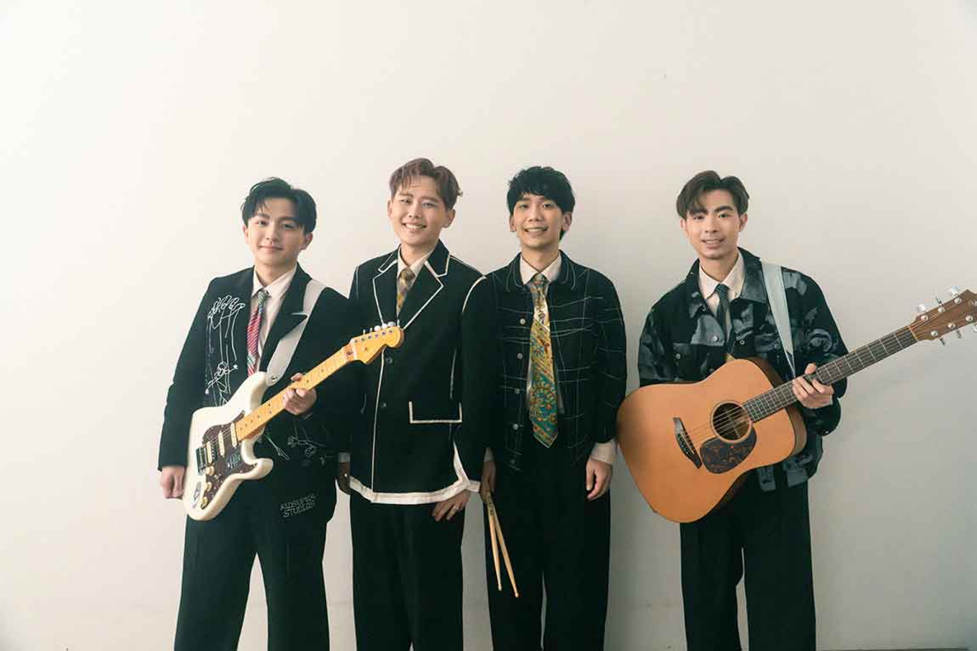 2025首發療癒之作〈接住你〉由吉他手阿哲(右一)為創作起頭、他提到自己曾變成『渴望被肯定的怪物』坦言表演狀況起起伏伏阿哲變成『渴望被肯定的怪物』坦言表演狀況起起伏伏,感謝團員安慰接住他」