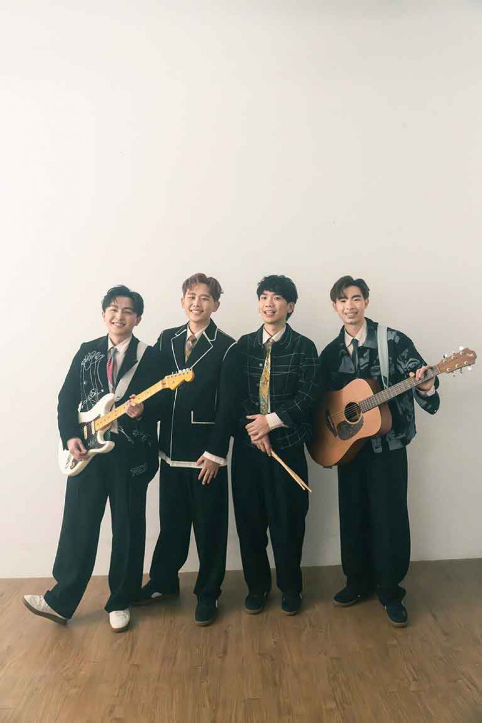 主唱雞丁(左二)日前巡演遭遇狗狗過世,來不及見最後一面,感謝團員與小混蛋們都一起接住他