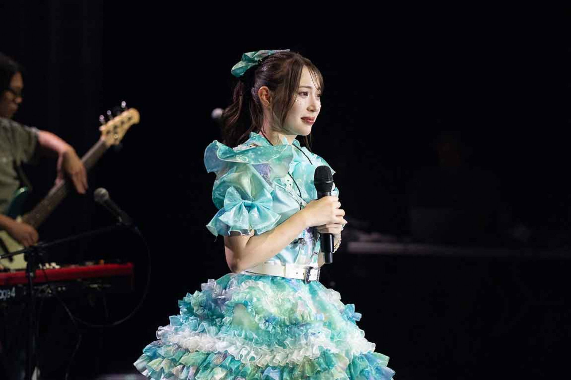 茉ひる Mahiru 換上水藍色短裙再度登台,為穿「偶像服」禁食