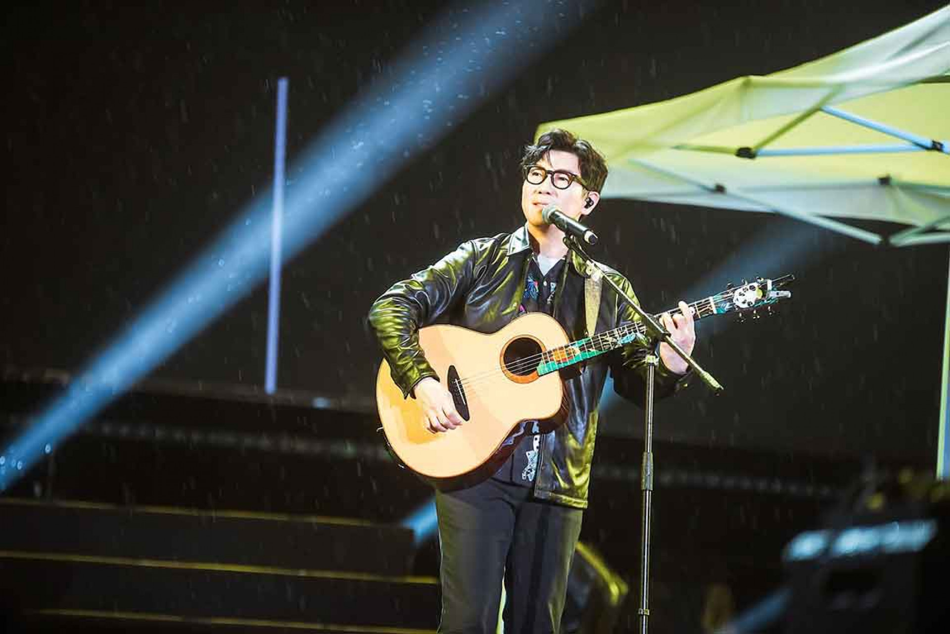 品冠揚州開唱,雖然天公不作美雨一直下-,但台下歌迷依然熱情不減。(照片提供_種子音樂)