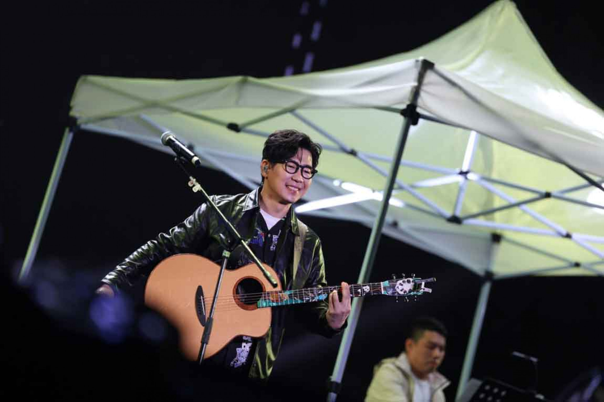 品冠吉他深情彈唱(照片提供:種子音樂)