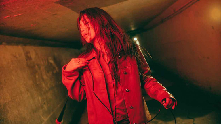 艾怡良渡假前來點有態度的~〈誰敢〉MV遇蟲蟲危機被叮到直喊：不敢啦！