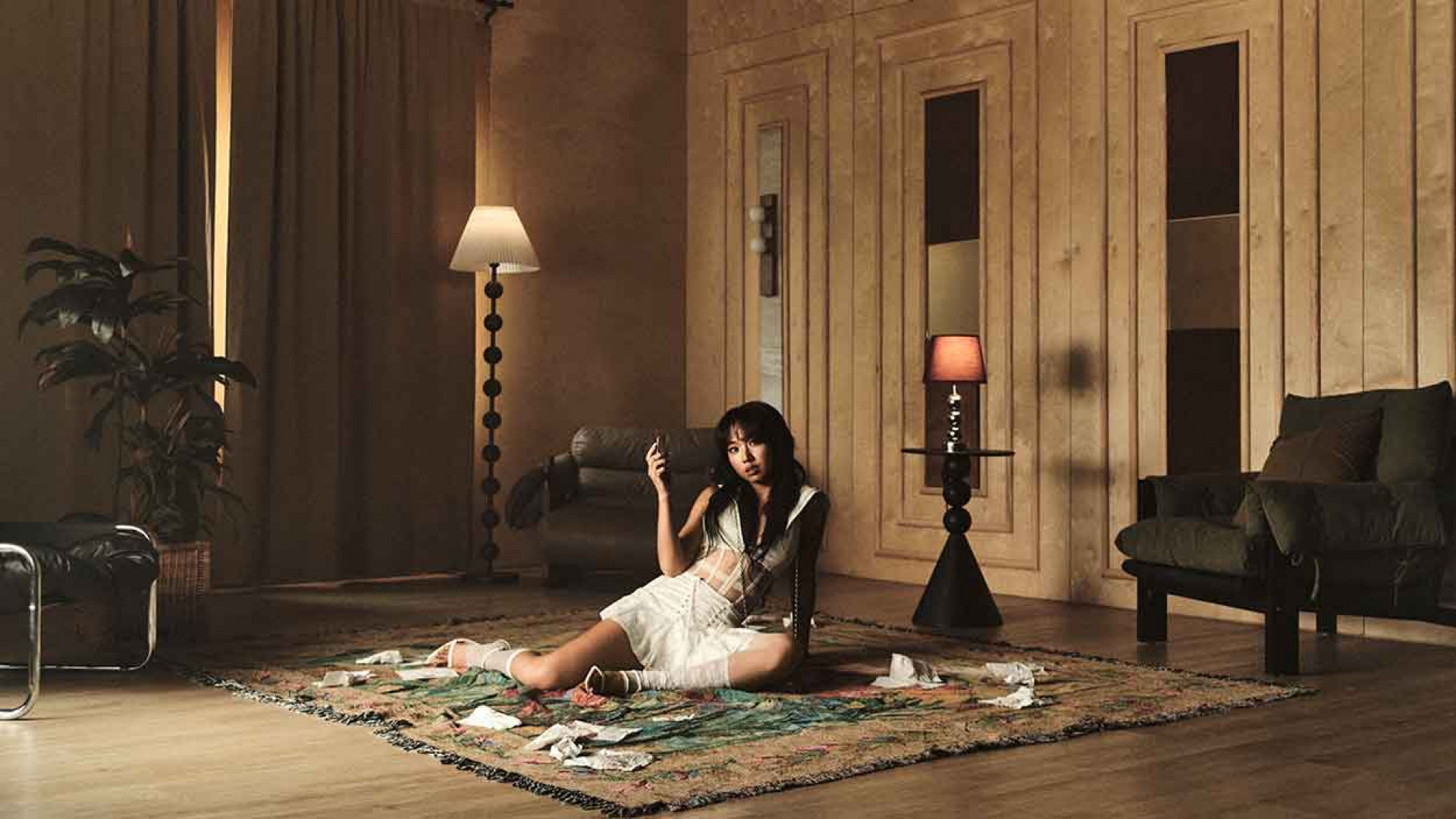 MV 以電影敘事手法搭配緊湊劇情,自信展現成熟性感新形象