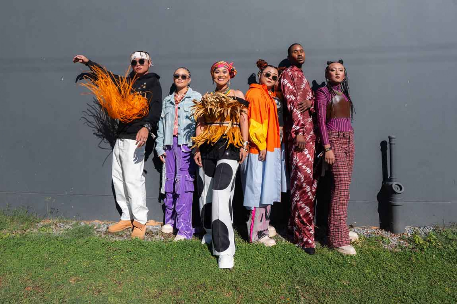 阿爆與演出夥伴身穿融合當地服飾特色之造型登台,右二為合作歌手